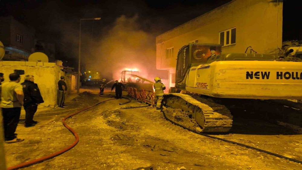 Mardin&rsquo;de park halindeki 2 iş makinesinde &ccedil;ıkan yangın s&ouml;nd&uuml;r&uuml;ld&uuml;
