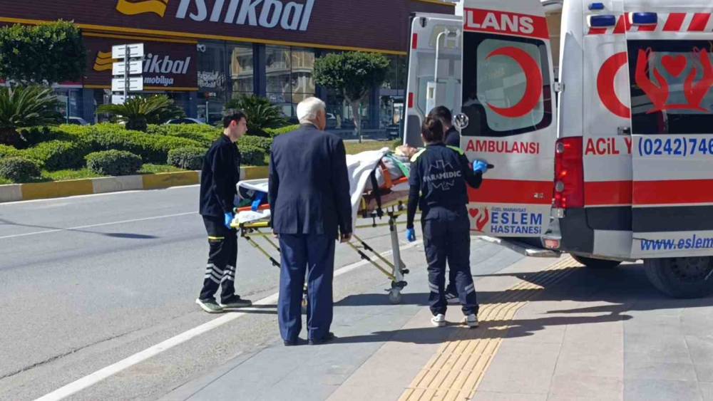 Otomobil kaldırım taşına &ccedil;arptı: 1 yaralı
