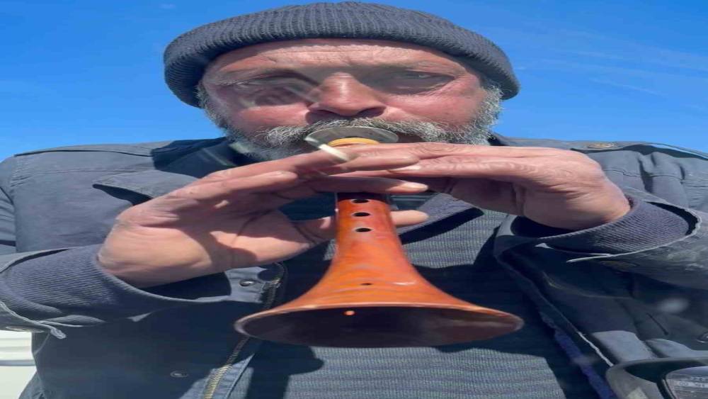 Zurnayı dayadı, para istedi
