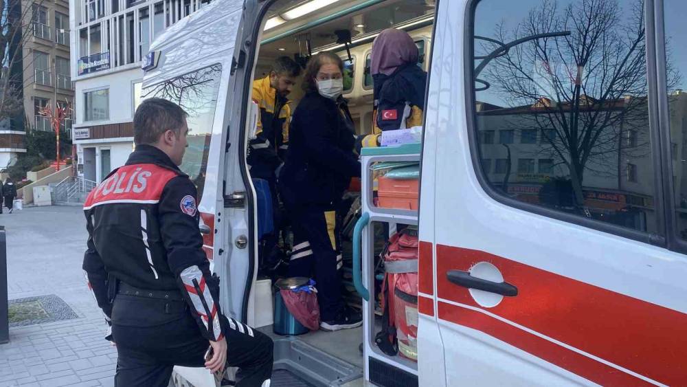 Cadde ortasında boynuna ve y&uuml;z&uuml;ne kesikler attı
