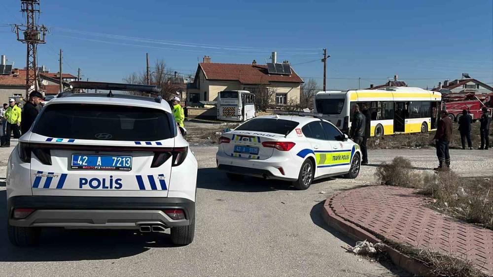 Servis aracı belediye otob&uuml;s&uuml;yle &ccedil;arpıştı: 20 yaralı
