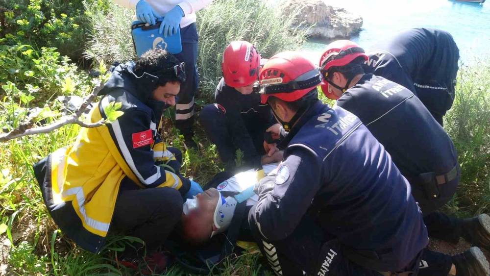 İncir ağacı hayatını kurtardı:  Falezlerde 20 metre y&uuml;kseklikten d&uuml;şen adam yaralandı
