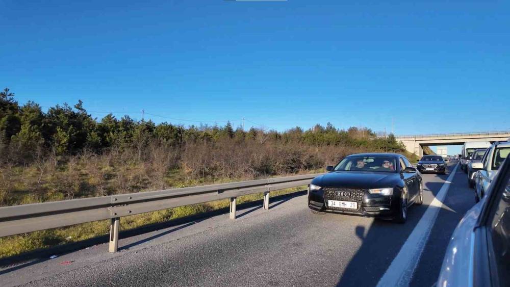 Beykoz&rsquo;da pes dedirten g&ouml;r&uuml;nt&uuml;: 30 dakikada 60 ara&ccedil; kuralları hi&ccedil;e saydı
