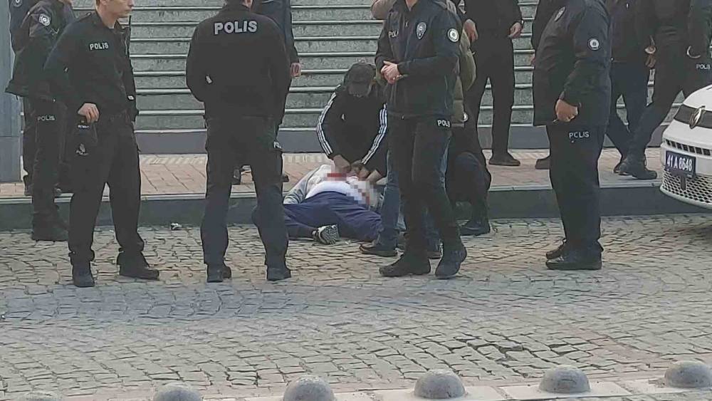 Kendisine istismarda bulunduğunu iddia ettiği şahsı adliye &ouml;n&uuml;nde kalbinden bı&ccedil;akladı
