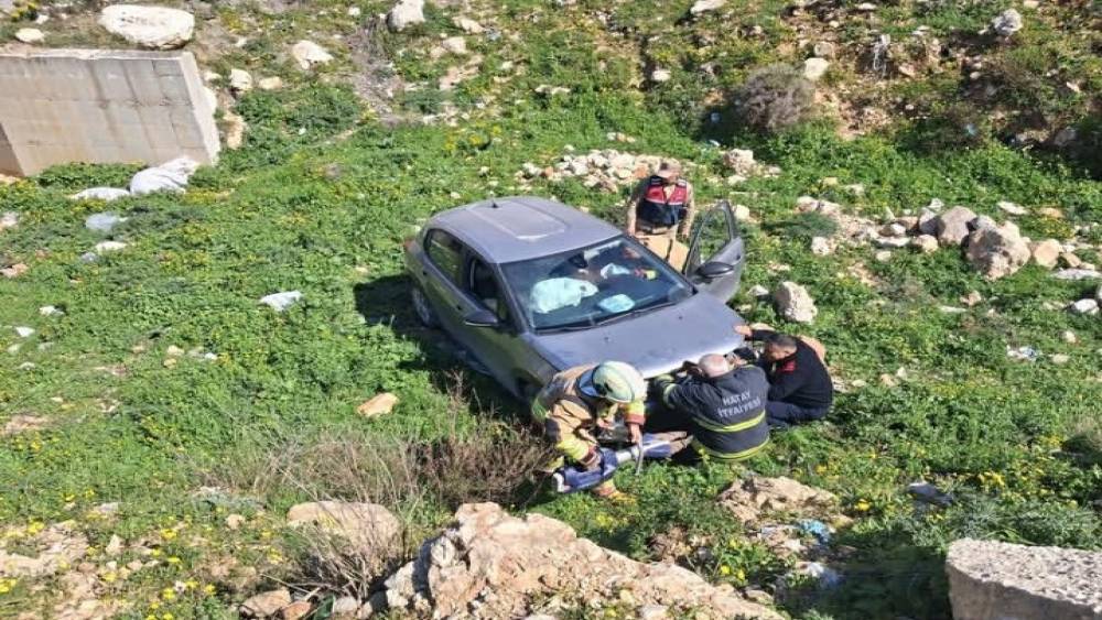 Defne&rsquo;de u&ccedil;urumdan yuvarlanan otomobil s&uuml;r&uuml;c&uuml;s&uuml; yaralandı
