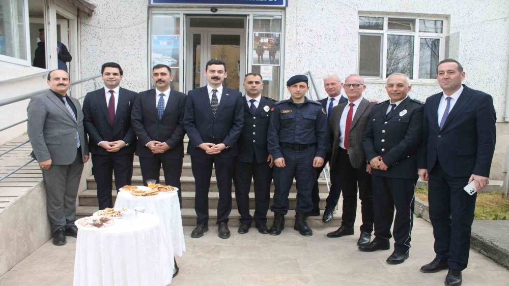 Manyas&rsquo;ta polis haftası kapsamında pasta kesildi
