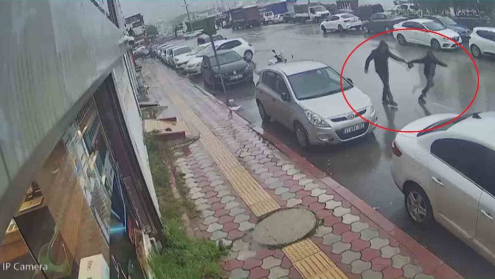 İ&ccedil;i para dolu &ccedil;antayı sinsice kendine yaklaşan kapka&ccedil;&ccedil;ıya kaptırmayan kuyumcu, &ccedil;antasına g&ouml;z diken şahsı yakalayabilmek i&ccedil;in metrelerce kovaladı o anlar kamerada
