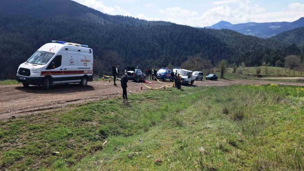 Tamir etmeye &ccedil;alıştığı aracının altında kalan şahıs hayatını kaybetti
