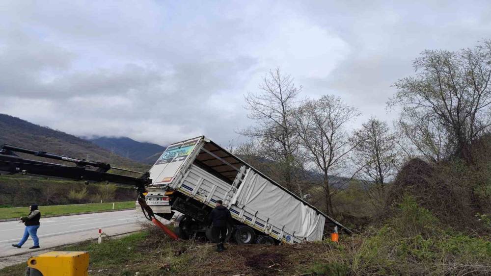 Tokat&rsquo;ta tır devrildi: 3 kişi yaralandı, 6 hayvan telef oldu
