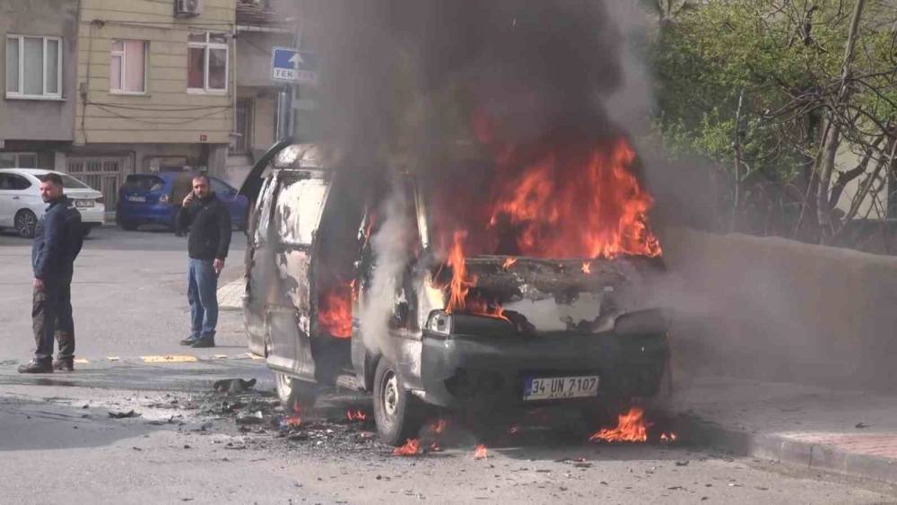 Ataşehir&rsquo;de minib&uuml;s alev alev yandı
