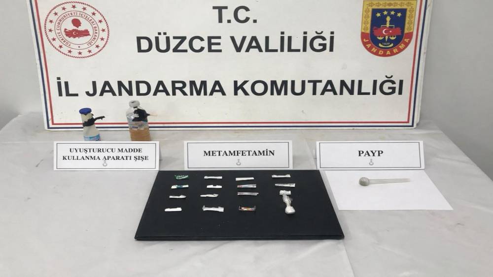 İstanbul&rsquo;dan aldığı uyuşturucu maddeleri D&uuml;zce&rsquo;de satacağı &ouml;ğrenilen şahıs yakalandı

