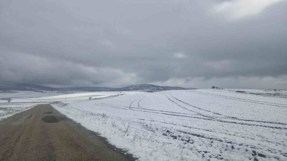 &Ccedil;orum&rsquo;da y&uuml;ksek rakımlı b&ouml;lgeler beyaza b&uuml;r&uuml;nd&uuml;
