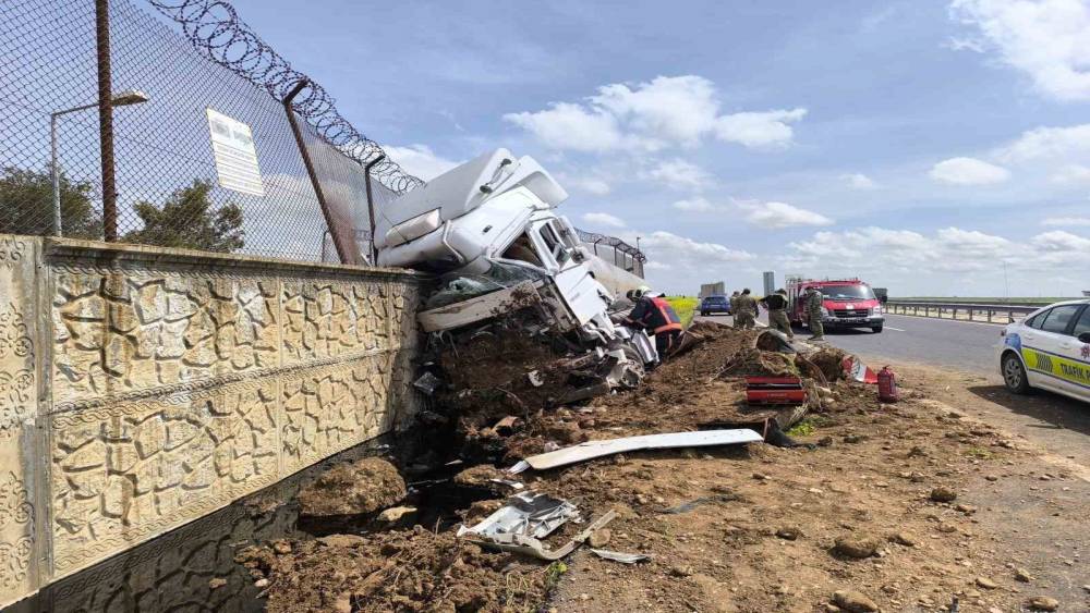 Mardin&rsquo;de kontrolden &ccedil;ıkan yakıt tankerinin s&uuml;r&uuml;c&uuml;s&uuml; yaralandı
