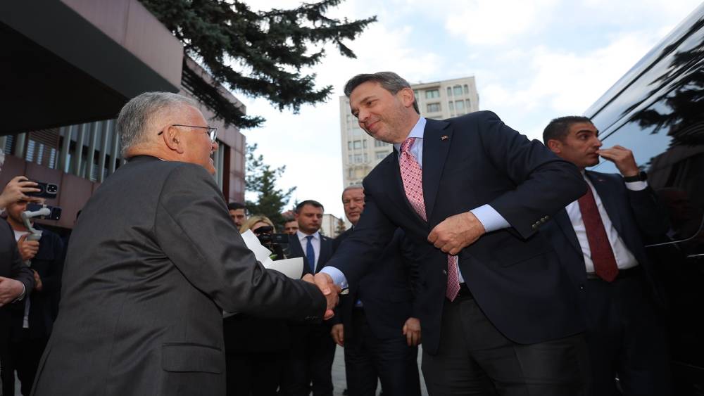 Bakan Bayraktar: "Kayseri, T&uuml;rkiye&rsquo;nin g&ouml;zbebeği"
