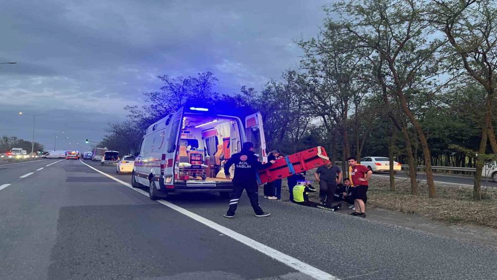 Kaza sonrası trafik g&uuml;venliğini sağlayan polise otomobil &ccedil;arptı
