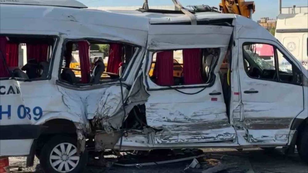 Tırla &ccedil;arpışan iş&ccedil;i servisi devrildi: 8 yaralı
