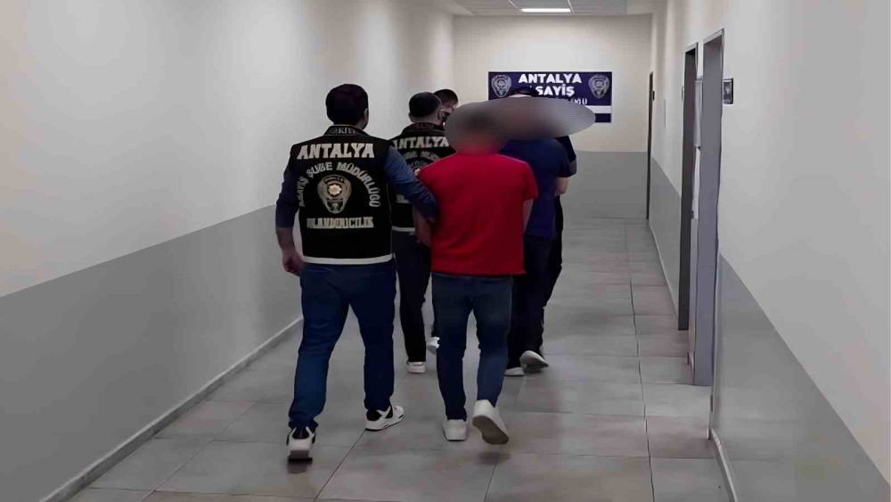 Antalya&rsquo;da 1,2 milyon liralık dolandırıcılığa 4 tutuklama
