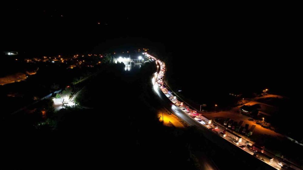 Yol &ccedil;alışması ve trafik kazası birleşince Sakarya D-650 karayolunda trafik kilitledi

