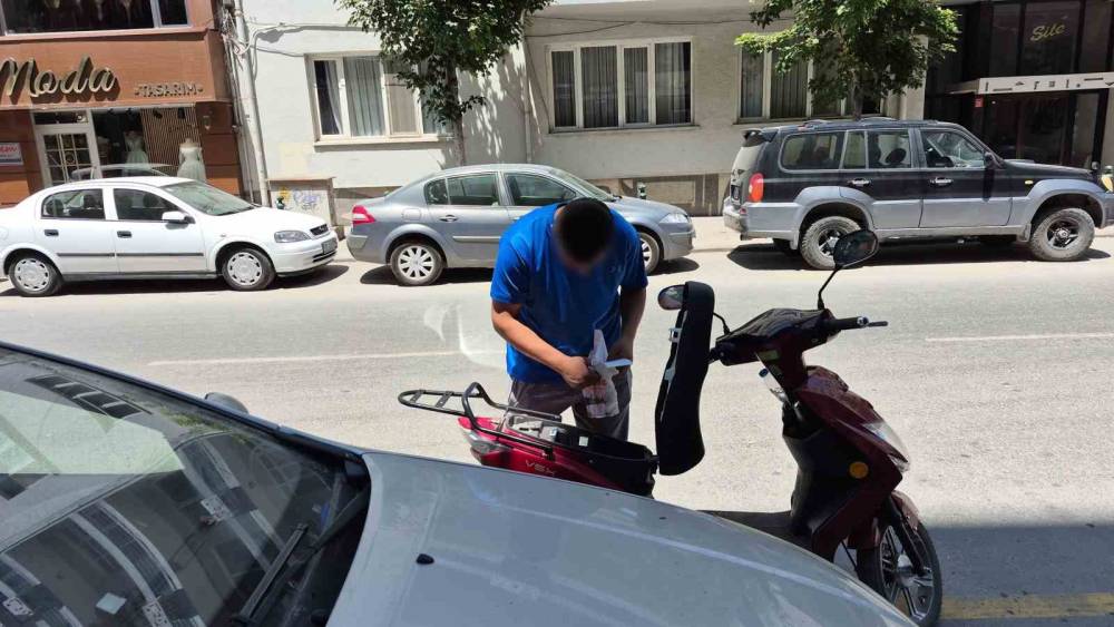 Plakasız elektrikli motosikleti bağlanan s&uuml;r&uuml;c&uuml; denetime girdiği caddeden taksi ile &ccedil;ıktı
