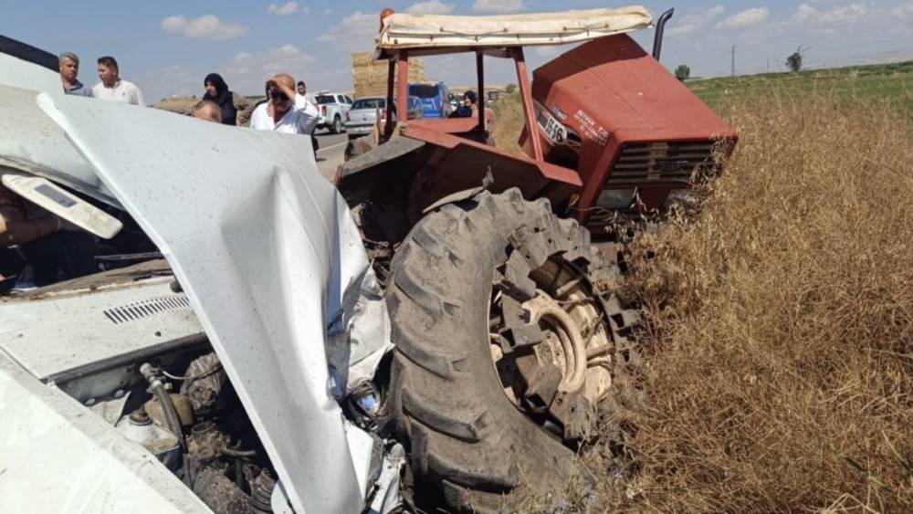 &Ccedil;ankırı&rsquo;da otomobil park halindeki trakt&ouml;re &ccedil;arptı: 3 &ouml;l&uuml;, 1 yaralı
