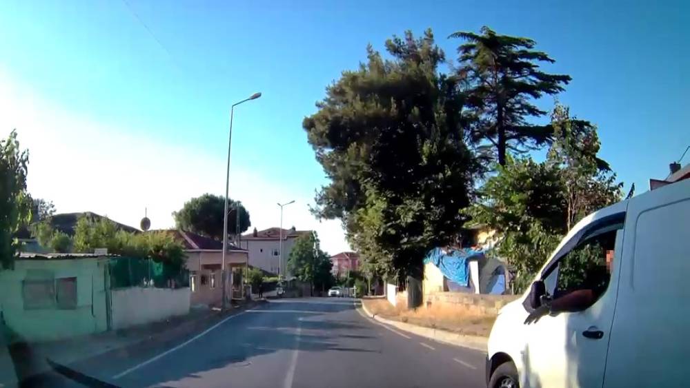 Sarıyer&rsquo;de yol ortasında gerginlik: "Neden hızlı gittin?" tartışması kamerada
