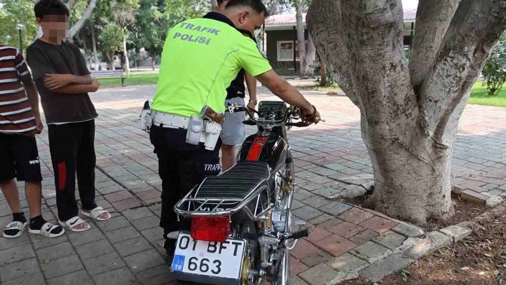 Kırmızı ışıkta ge&ccedil;en ehliyetsiz motosiklet s&uuml;r&uuml;c&uuml;s&uuml;ne 85 bin TL para cezası
