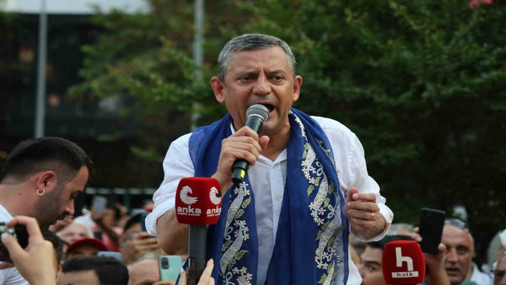 &Ouml;zg&uuml;r &Ouml;zel&rsquo;den yeni parti sinyali: "Sizi hi&ccedil; &uuml;zmeden yeni bir yol a&ccedil;acağız"
