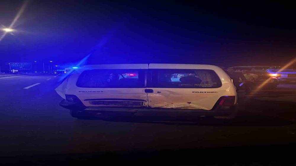 Bolu&rsquo;da otomobil ile hafif ticari ara&ccedil; &ccedil;arpıştı: 2 yaralı
