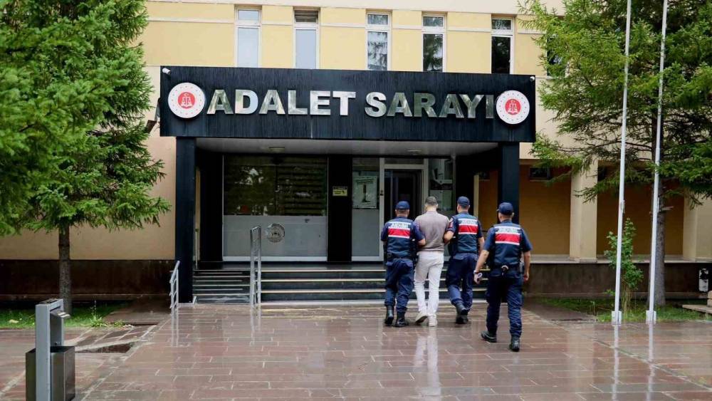 Bayburt&rsquo;ta 4 yıl hapis cezası bulunan firari h&uuml;k&uuml;ml&uuml; yakalandı
