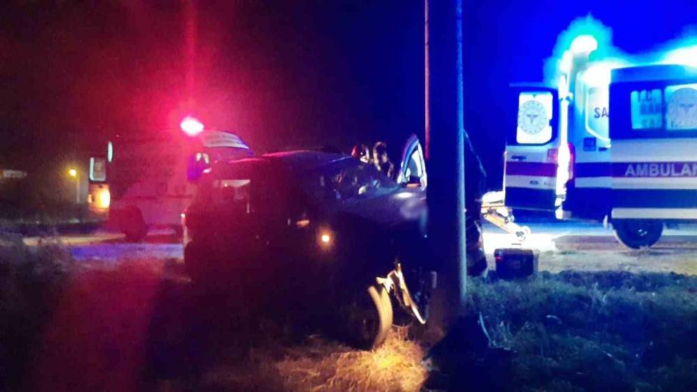 Burdur&rsquo;da otomobil elektrik direğine &ccedil;arptı: 1 yaralı
