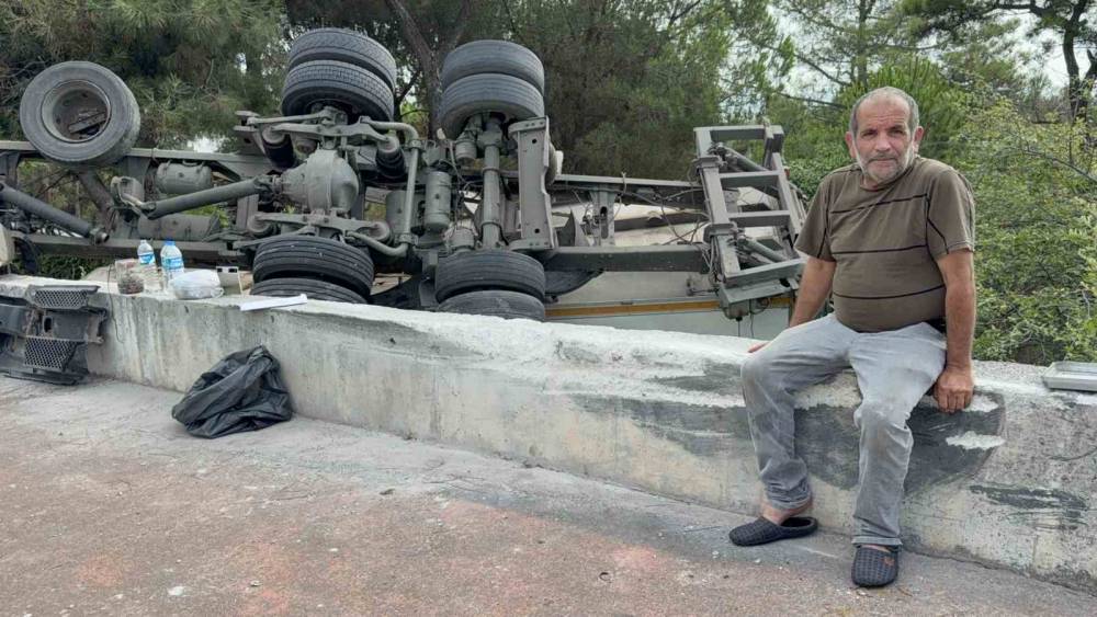 Freni tutmayan kamyon bah&ccedil;eye devrildi: S&uuml;r&uuml;c&uuml;y&uuml; emniyet kemeri kurtardı
