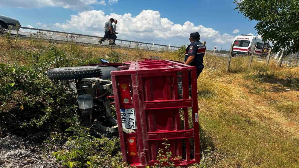 Elektrikli motosiklet kontrolden &ccedil;ıkarak devrildi, s&uuml;r&uuml;c&uuml;s&uuml; yaralandı
