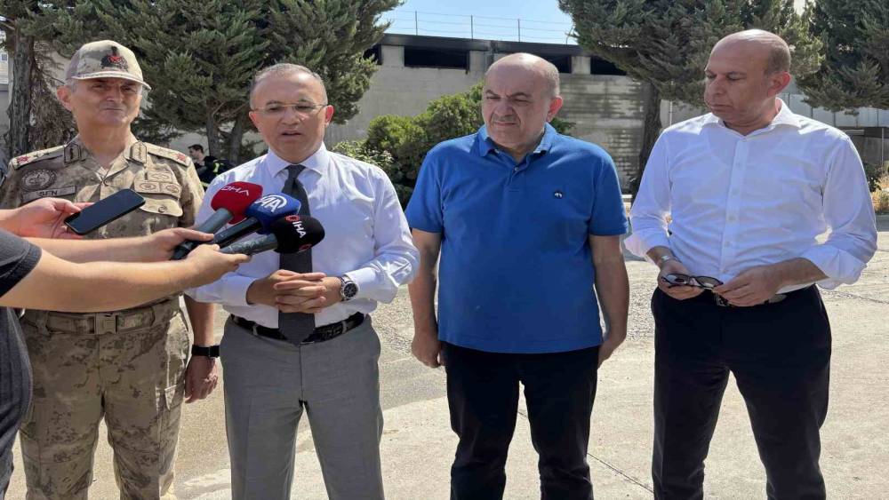 Vali Kemal &Ccedil;eber: "Yangına 39 ara&ccedil; ve 81 personelle m&uuml;dahale ediliyor, hemen hemen kontrol altına alındı"
