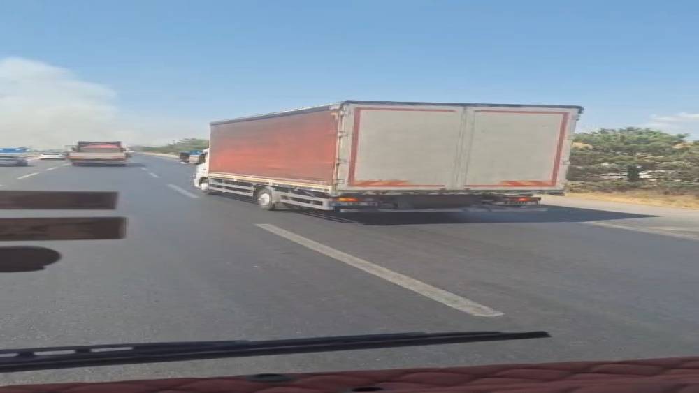 Karayolundaki otluk alanda &ccedil;ıkan yangın ormana sı&ccedil;ramadan s&ouml;nd&uuml;r&uuml;ld&uuml;
