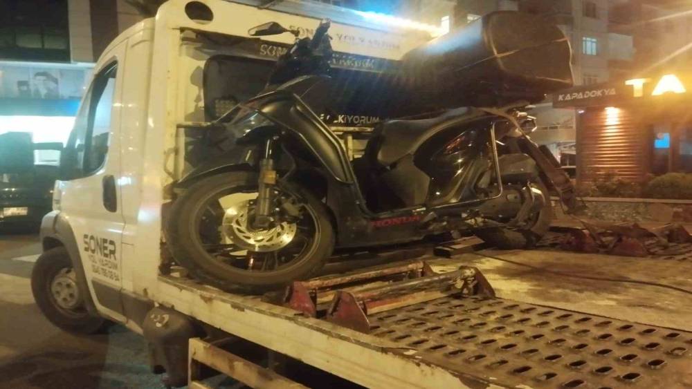 Alkoll&uuml; s&uuml;r&uuml;c&uuml; motosikletle &ccedil;arpıştı, 1 kişi hayatını kaybetti
