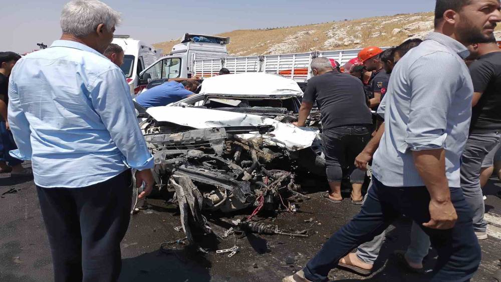 Kazada otomobilde sıkışan s&uuml;r&uuml;c&uuml; i&ccedil;in zamanla yarıştılar
