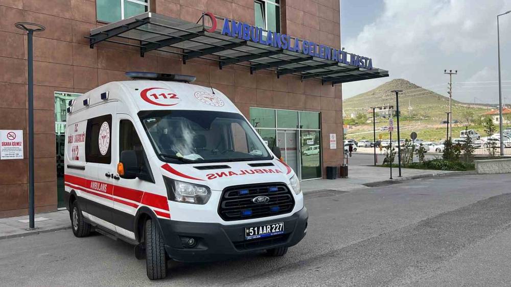 Otomobil &uuml;&ccedil; tekerlekli motosikletle &ccedil;arpıştı: 1 &ouml;l&uuml; 3 yaralı
