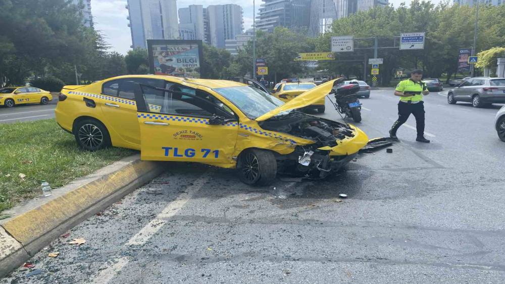 Bakırk&ouml;y&rsquo;de ticari taksi ve otomobil &ccedil;arpıştı: 1 yaralı
