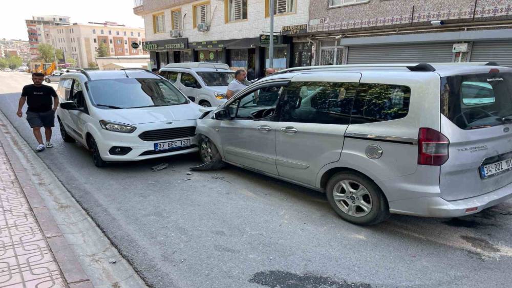 Siirt&rsquo;te iki hafif ticari ara&ccedil; kafa kafaya &ccedil;arpıştı: 1 yaralı
