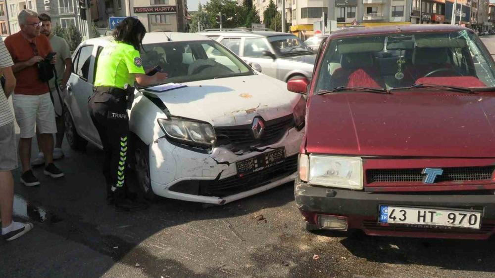 Tavşanlı&rsquo;da iki otomobil kavşakta &ccedil;arpıştı: 1 yaralı
