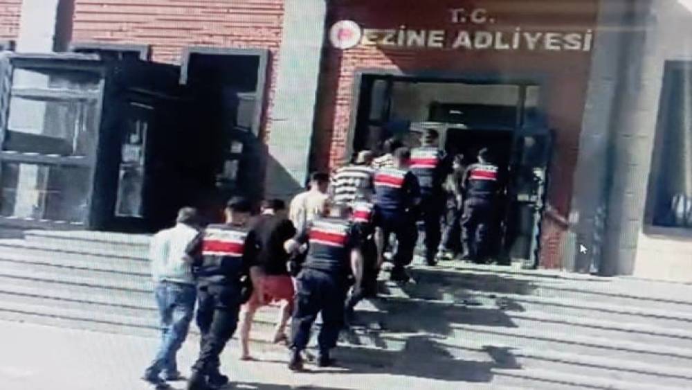 &Ccedil;anakkale&rsquo;de g&ouml;&ccedil;men ka&ccedil;ak&ccedil;ılığı operasyonlarında 59 d&uuml;zensiz g&ouml;&ccedil;men yakalandı, 4 organizat&ouml;r tutuklandı
