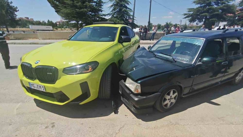 Isparta&rsquo;da iki otomobil &ccedil;arpıştı: 2 yaralı
