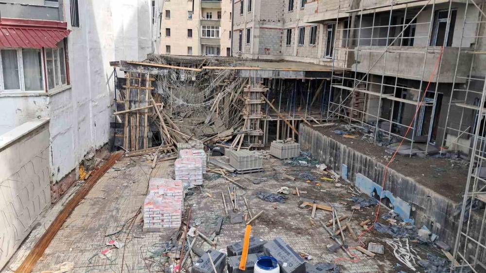 Erzurum korkutan anlar: İnşaatın tablası beton d&ouml;k&uuml;m&uuml;nde &ccedil;&ouml;kt&uuml;
