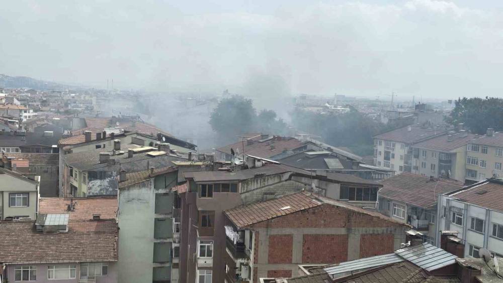 Tadilat sırasında atık malzemeler tutuştu
