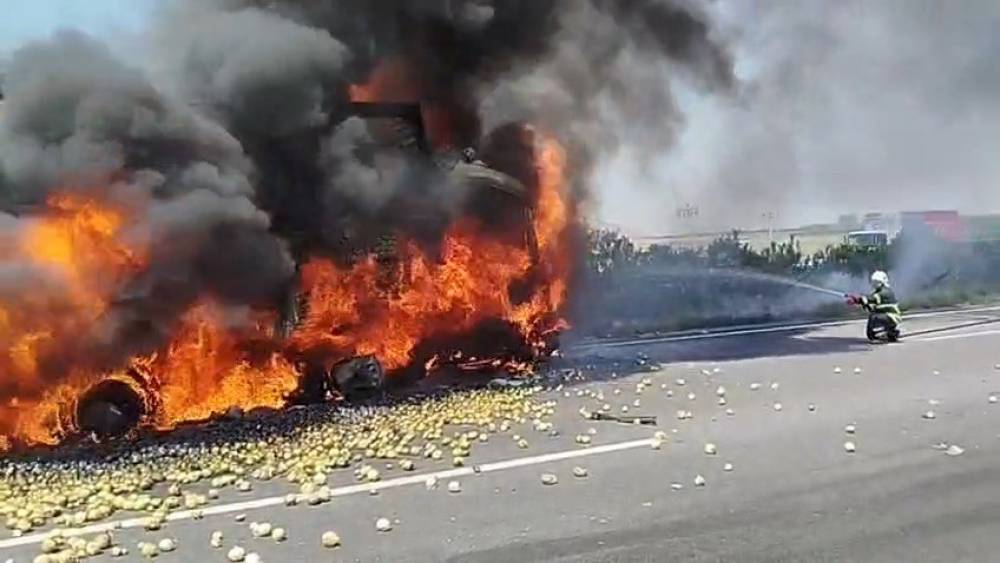 Otoyolda feci kaza: Tır alev aldı, 1 kişi hayatını kaybetti
