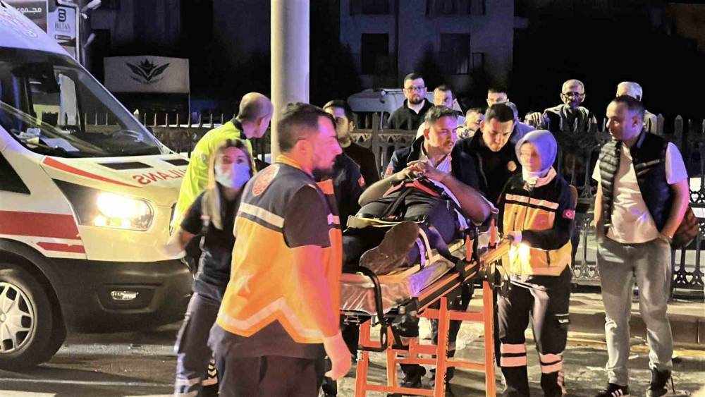Gece saatlerinde 3 ara&ccedil;lık zincirleme kaza: 4 yaralı
