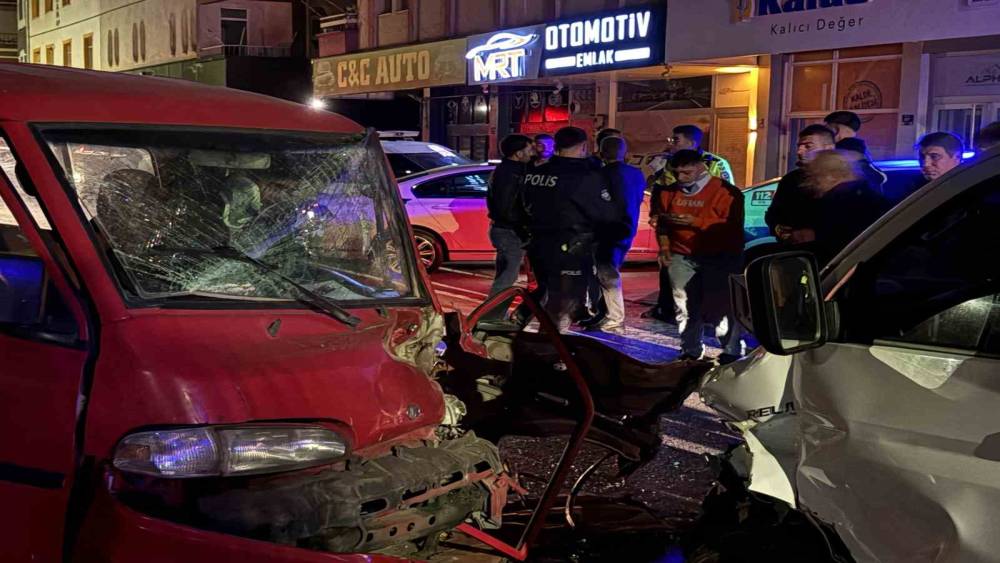 Pikapla kafa kafaya &ccedil;arpışan kamyonet s&uuml;r&uuml;c&uuml;s&uuml; ara&ccedil;ta sıkıştı: 2 yaralı
