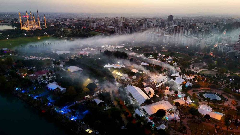 Adana&rsquo;da kebap dumanı g&ouml;ky&uuml;z&uuml;n&uuml; kapladı, metrelerce kuyruk oluştu
