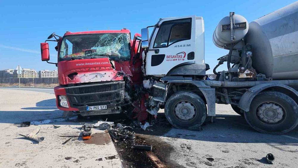 Avcılar&rsquo;da beton mikserlerinin karıştığı kazada iki kişi yaralandı
