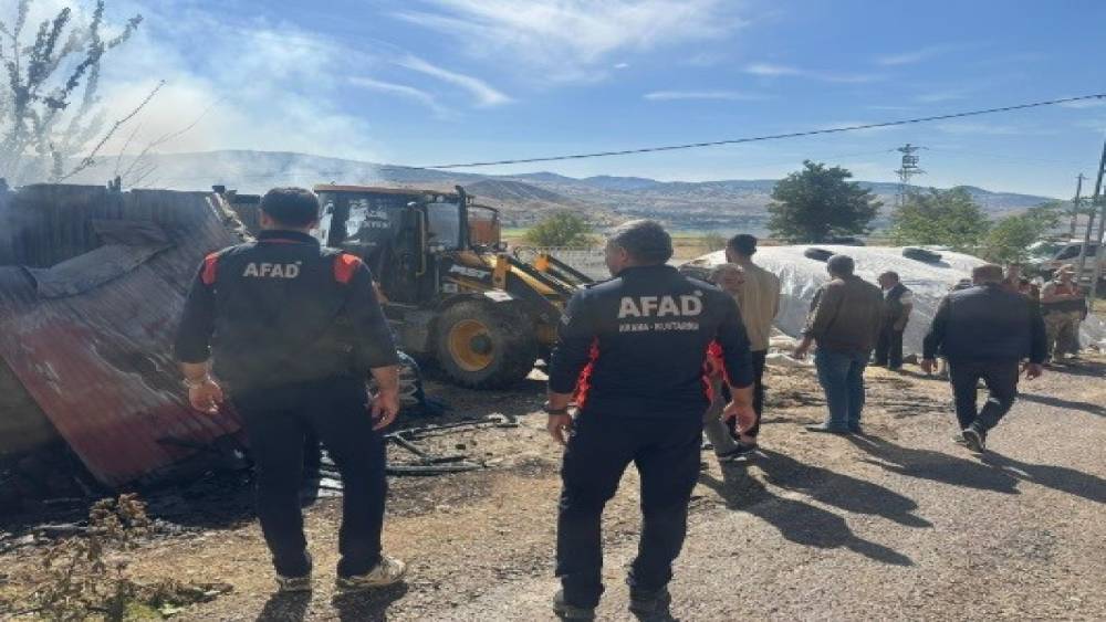 Tunceli&rsquo;de ahır yangını b&uuml;y&uuml;meden s&ouml;nd&uuml;r&uuml;ld&uuml;
